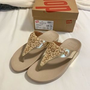 BRAND NEW Fitflop Vanessa Flower Toe-Thongs Gold